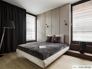 HOLA_14 - Duża beżowa biała z panelami tapicerowanymi sypialnia, styl nowoczesny - zdjęcie od HOLA DESIGN