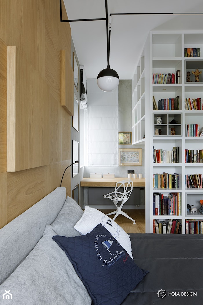 Bliżej świata - Średnia brązowa szara z biurkiem sypialnia, styl nowoczesny - zdjęcie od HOLA DESIGN - Homebook