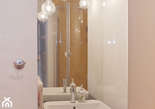 KUCHNIA I ŁAZIENKA - realizacja - Mała bez okna z pralką / suszarką z lustrem łazienka, styl nowoczesny - zdjęcie od LUIZA STAR