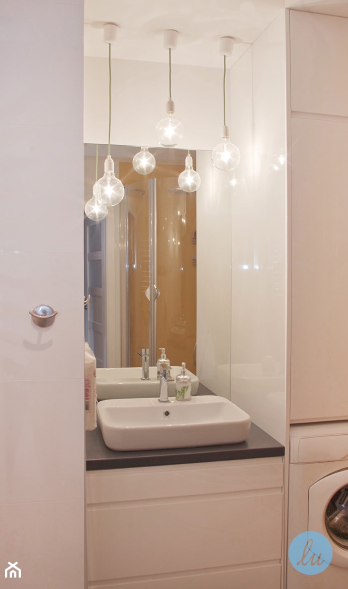 KUCHNIA I ŁAZIENKA - realizacja - Mała bez okna z pralką / suszarką z lustrem łazienka, styl nowoczesny - zdjęcie od LUIZA STAR