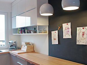 KUCHNIA I ŁAZIENKA - realizacja - Średnia biała czarna kuchnia w kształcie litery l, styl nowoczesny - zdjęcie od LUIZA STAR