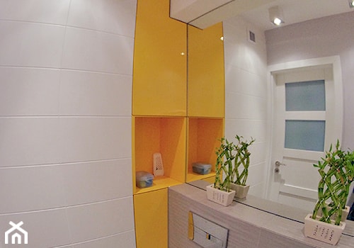 KUCHNIA I ŁAZIENKA - realizacja - Mała bez okna z lustrem z punktowym oświetleniem łazienka, styl nowoczesny - zdjęcie od LUIZA STAR