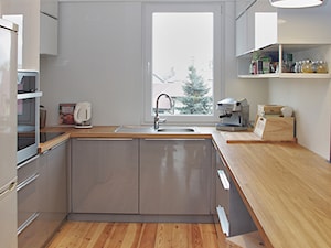 KUCHNIA I ŁAZIENKA - realizacja - Średnia zamknięta biała z zabudowaną lodówką z podblatowym zlewozmywakiem kuchnia w kształcie litery u, styl nowoczesny - zdjęcie od LUIZA STAR