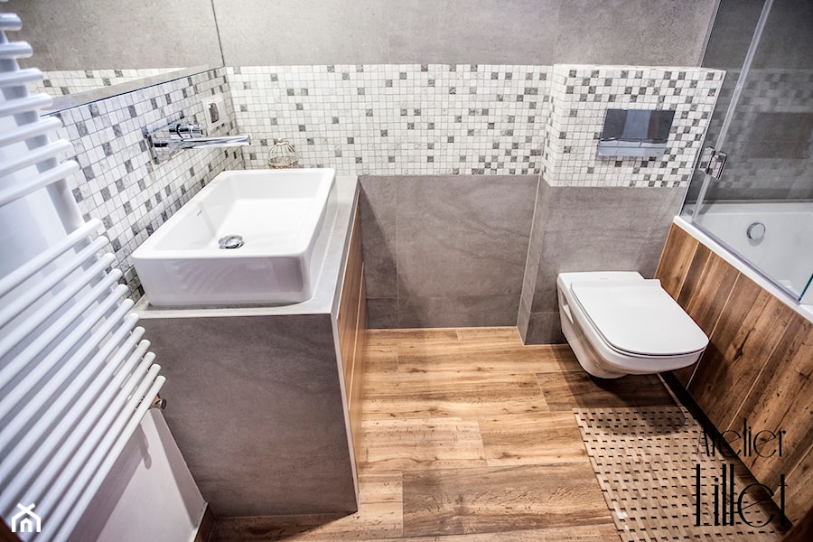 Reazlizacja łazienki z płytką drewnopodobną - Średnia na poddaszu bez okna łazienka - zdjęcie od LIL'LET arch. Karolina Lewandowska