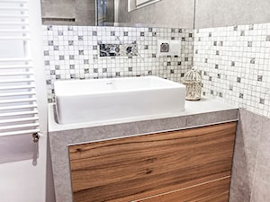 Reazlizacja łazienki z płytką drewnopodobną - Mała średnia łazienka z oknem - zdjęcie od LIL'LET arch. Karolina Lewandowska