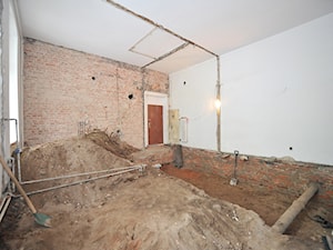 Wnętrze po zerwaniu podłogi, skuciu tynków z dwóch ścian oraz wstępnym usunięciu ziemi. - zdjęcie od ILLUMISTUDIO