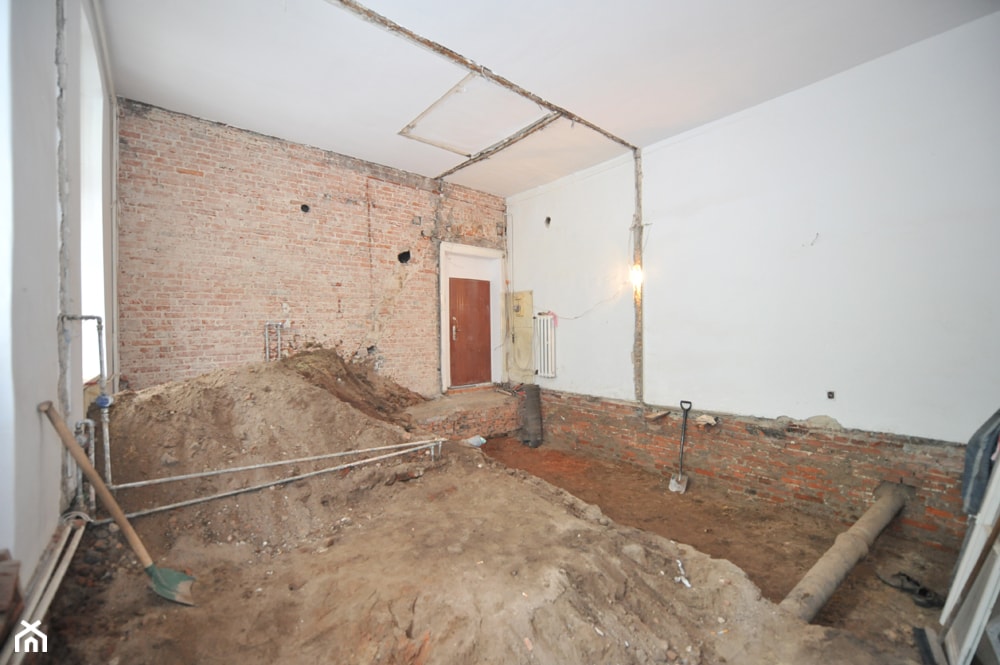 Wnętrze po zerwaniu podłogi, skuciu tynków z dwóch ścian oraz wstępnym usunięciu ziemi. - zdjęcie od ILLUMISTUDIO - Homebook