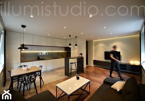 MIESZKANIE W BLOKU - zdjęcia z realizacji-nowe szaty 30 metrowej strefy dziennej - Średni biały czarny salon z kuchnią z jadalnią z barkiem, styl minimalistyczny - zdjęcie od ILLUMISTUDIO