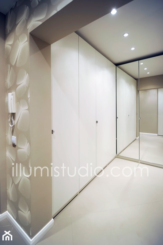 WNĘTRZA - zdjęcia z realizacji - Średnia zamknięta garderoba przy sypialni, styl minimalistyczny - zdjęcie od ILLUMISTUDIO
