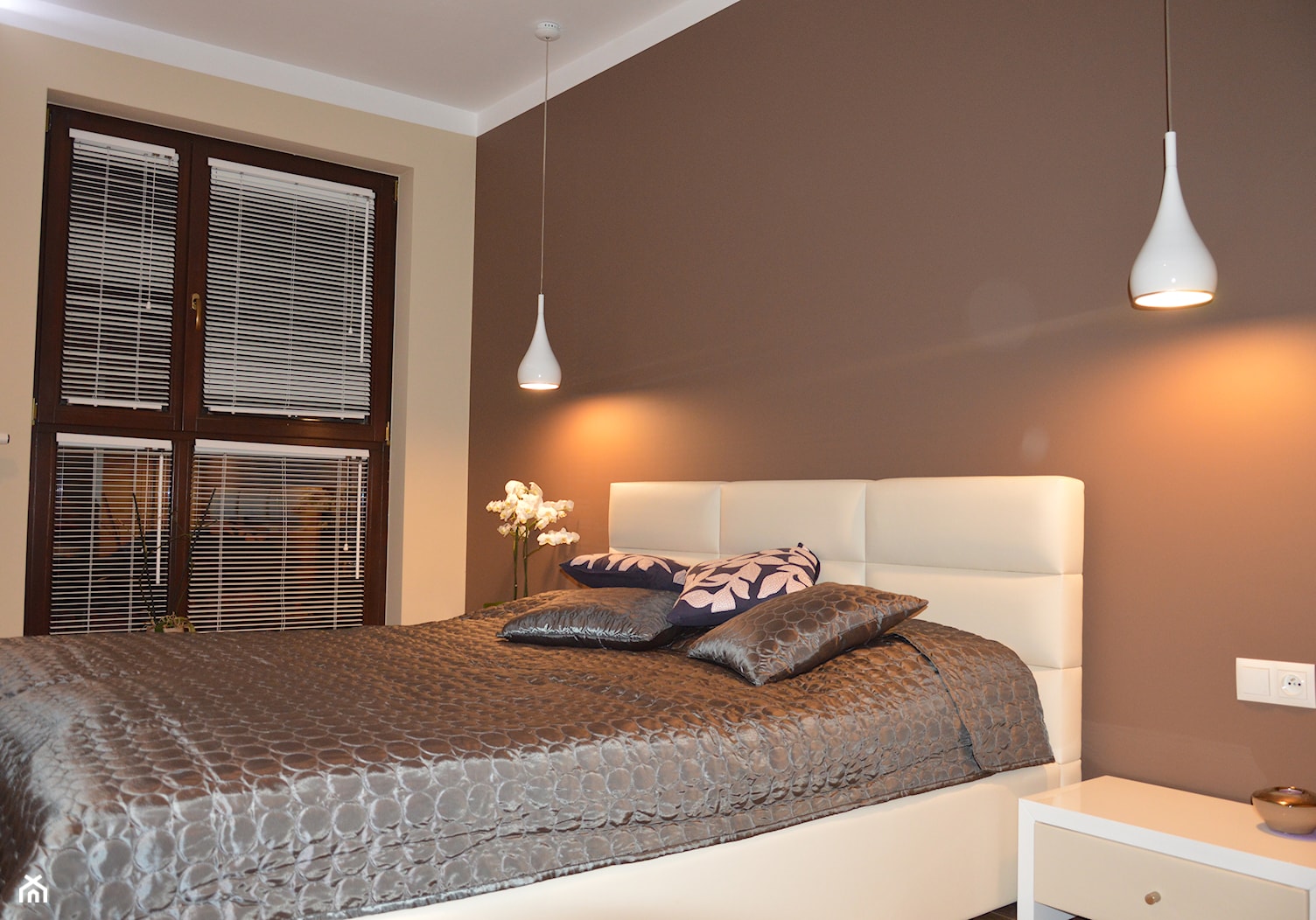 Mieszkanie na Woli - Średnia beżowa biała brązowa sypialnia, styl nowoczesny - zdjęcie od Tetate - Homebook