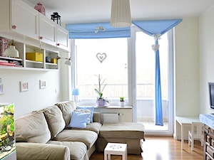 Mieszkanie w stylu wiejskim - Mały biały salon, styl rustykalny - zdjęcie od Tetate