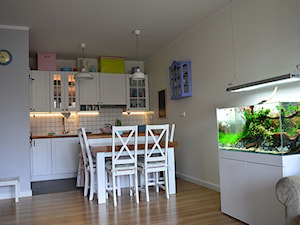 Mieszkanie w stylu wiejskim - Mała otwarta beżowa biała z zabudowaną lodówką z podblatowym zlewozmywakiem kuchnia w kształcie litery l, styl nowoczesny - zdjęcie od Tetate