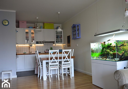 Mieszkanie w stylu wiejskim - Mała otwarta beżowa biała z zabudowaną lodówką z podblatowym zlewozmywakiem kuchnia w kształcie litery l, styl nowoczesny - zdjęcie od Tetate