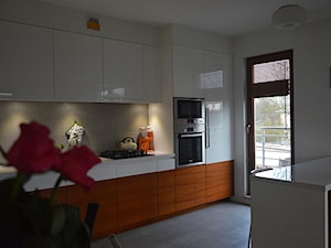 Nowoczesne mieszkanie dla rodziny - Średnia otwarta z salonem biała szara z zabudowaną lodówką kuchnia jednorzędowa, styl nowoczesny - zdjęcie od Tetate