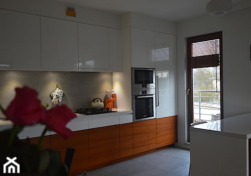 Nowoczesne mieszkanie dla rodziny - Średnia otwarta z salonem biała szara z zabudowaną lodówką kuchnia jednorzędowa, styl nowoczesny - zdjęcie od Tetate