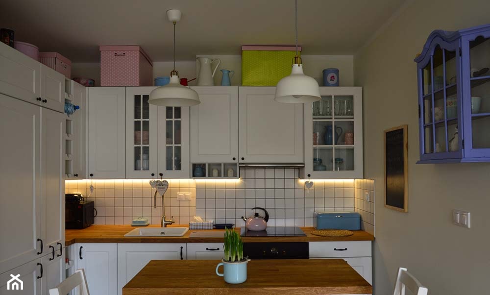 Mieszkanie w stylu wiejskim - Mała beżowa z zabudowaną lodówką z podblatowym zlewozmywakiem kuchnia w kształcie litery l, styl skandynawski - zdjęcie od Tetate - Homebook
