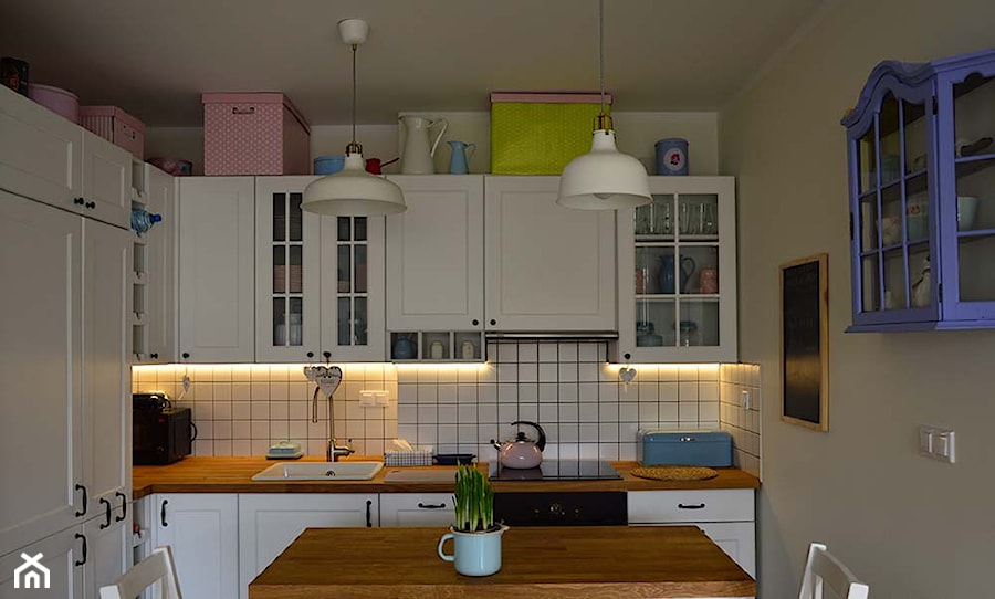 Mieszkanie w stylu wiejskim - Mała beżowa z zabudowaną lodówką z podblatowym zlewozmywakiem kuchnia w kształcie litery l, styl skandynawski - zdjęcie od Tetate