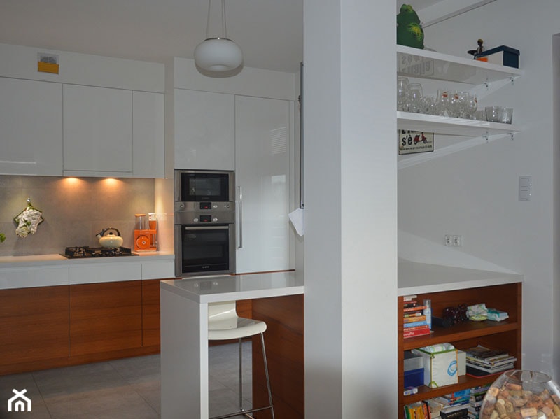 Nowoczesne mieszkanie dla rodziny - Średnia otwarta biała z zabudowaną lodówką kuchnia jednorzędowa z wyspą lub półwyspem, styl nowoczesny - zdjęcie od Tetate