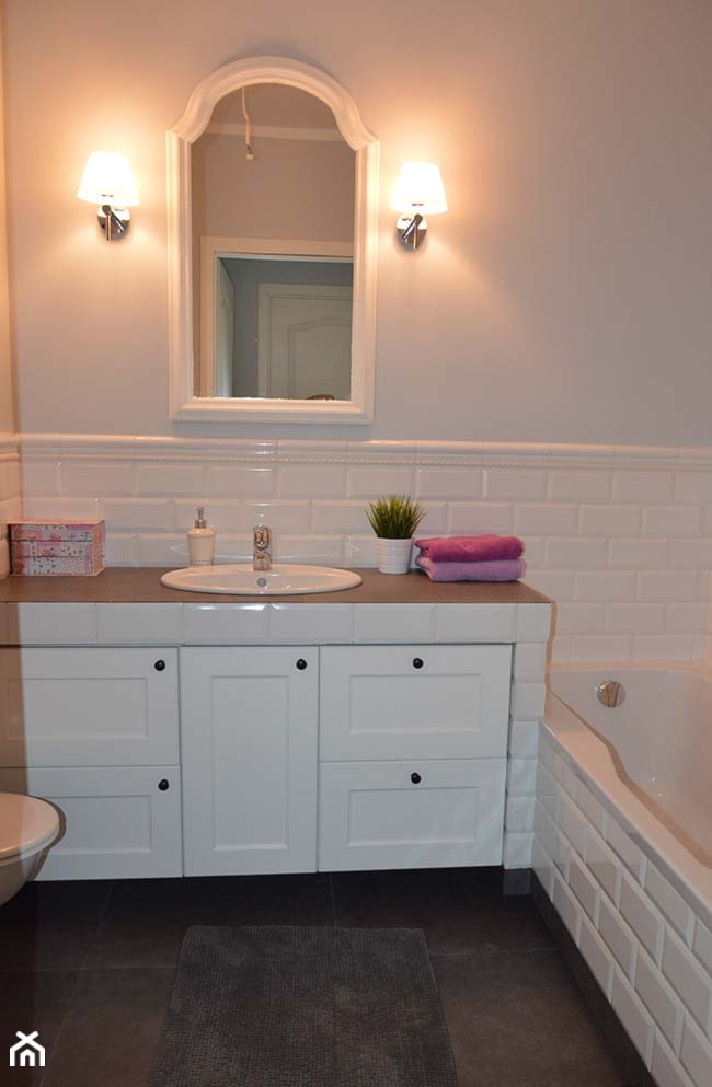 Mieszkanie w stylu wiejskim - Mała bez okna z lustrem łazienka, styl rustykalny - zdjęcie od Tetate - Homebook