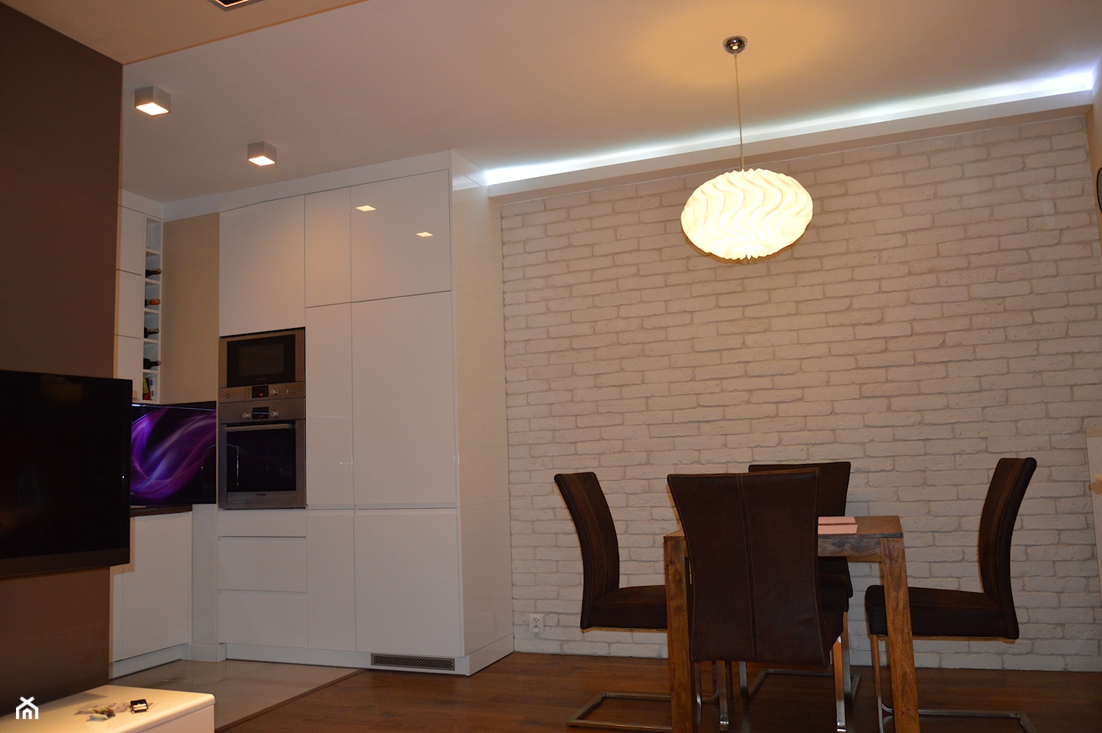 Mieszkanie na Woli - Średnia biała jadalnia w salonie, styl nowoczesny - zdjęcie od Tetate - Homebook