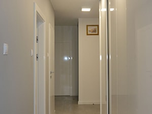 Nowoczesne mieszkanie dla rodziny - Średni biały szary hol / przedpokój, styl nowoczesny - zdjęcie od Tetate