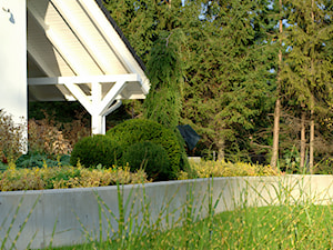 Ogród w górach - Ogród zadaszony przedłużeniem dachu - zdjęcie od Pracownia Projektowa Architektury Krajobrazu Januszówka