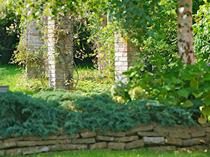 Ogród pełen zieleni - Średni z kamienną nawierzchnią ogród za domem, styl tradycyjny - zdjęcie od Pracownia Projektowa Architektury Krajobrazu Januszówka