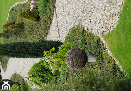 Ogród z altaną - Średni z kamienną nawierzchnią ogród przed domem, styl nowoczesny - zdjęcie od Pracownia Projektowa Architektury Krajobrazu Januszówka