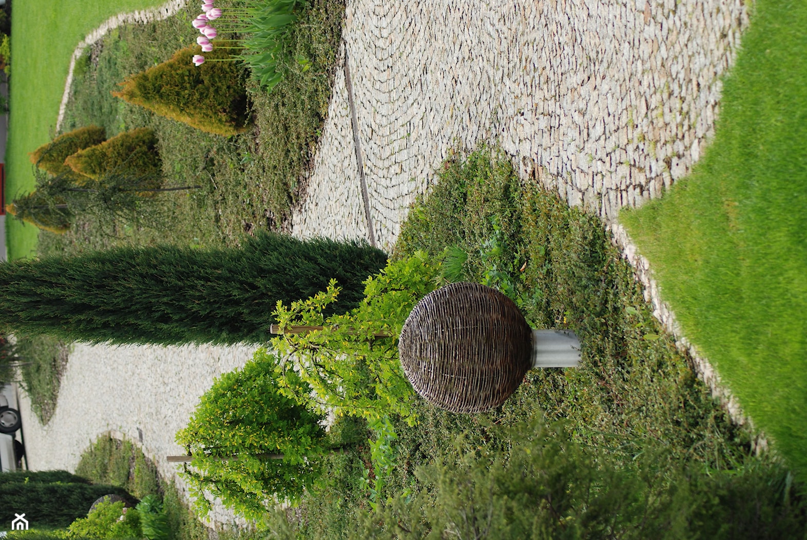 Ogród z altaną - Średni z kamienną nawierzchnią ogród przed domem, styl nowoczesny - zdjęcie od Pracownia Projektowa Architektury Krajobrazu Januszówka - Homebook