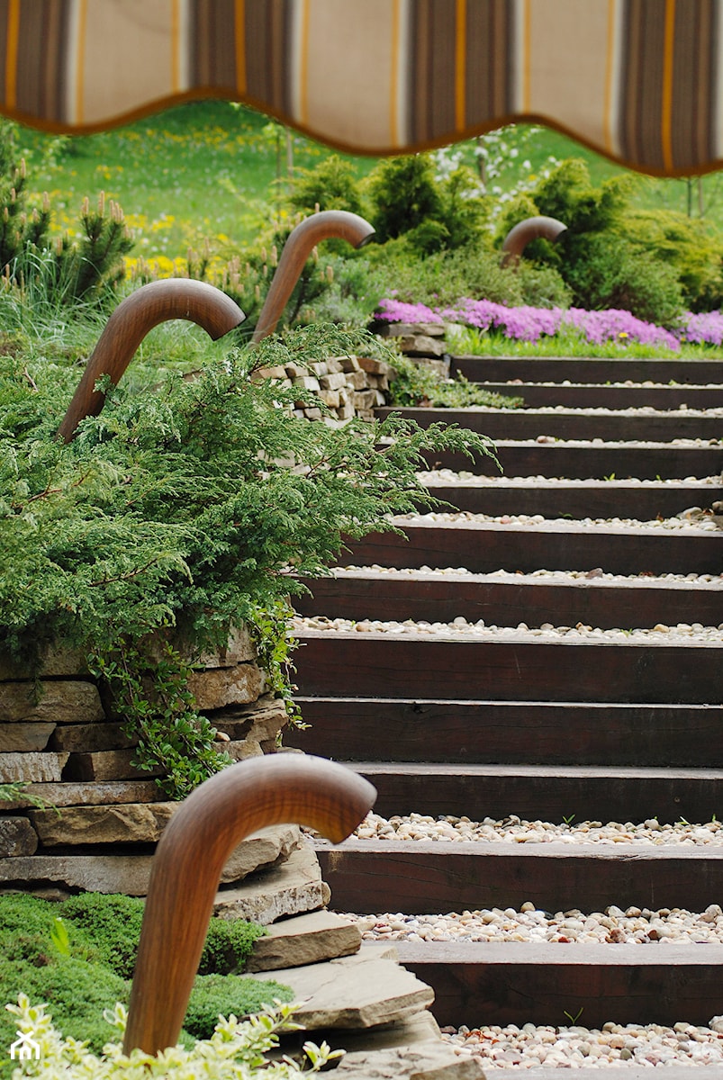 Ogród z tarasem - Średni z kamienną nawierzchnią ogród, styl tradycyjny - zdjęcie od Pracownia Projektowa Architektury Krajobrazu Januszówka