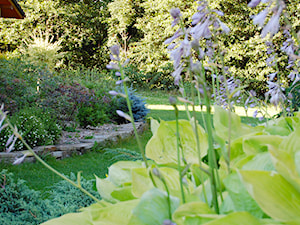 Ogród z tarasem - Średni z kamienną nawierzchnią ogród za domem, styl tradycyjny - zdjęcie od Pracownia Projektowa Architektury Krajobrazu Januszówka