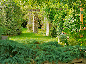 Ogród pełen zieleni - Średni ogród za domem z pergolą, styl tradycyjny - zdjęcie od Pracownia Projektowa Architektury Krajobrazu Januszówka