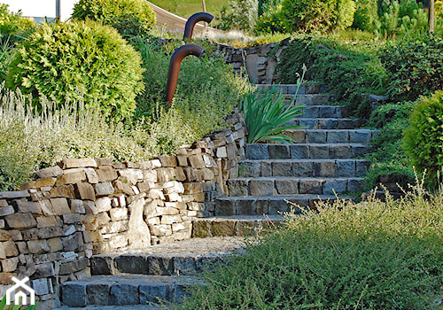 Średni z kamienną nawierzchnią ogród za domem, styl nowoczesny - zdjęcie od Pracownia Projektowa Architektury Krajobrazu Januszówka