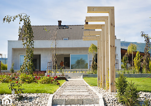 Ogród nowoczesny - Średni ogród za domem z pergolą, styl nowoczesny - zdjęcie od Pracownia Projektowa Architektury Krajobrazu Januszówka