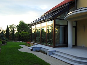 Średni ogród przed domem zadaszony przedłużeniem dachu, styl tradycyjny - zdjęcie od Pracownia Projektowa Architektury Krajobrazu Januszówka