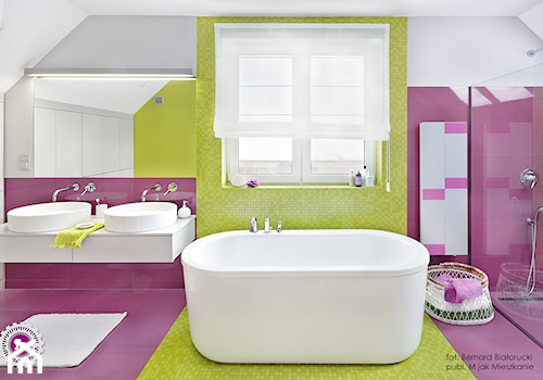 Ożywczy salon kąpielowy - Duża na poddaszu z dwoma umywalkami łazienka z oknem, styl nowoczesny - zdjęcie od Fabryka Nastroju Izabela Szewc