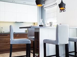 Średnia biała szara jadalnia w kuchni, styl nowoczesny - zdjęcie od Fabryka Nastroju Izabela Szewc