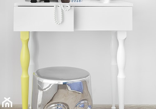 Ożywcza limonka - Mała biała sypialnia, styl minimalistyczny - zdjęcie od Fabryka Nastroju Izabela Szewc