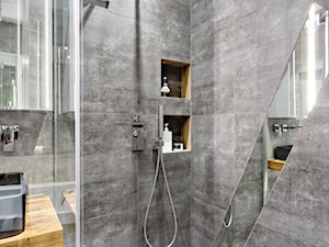 z ukosa - Bez okna z marmurową podłogą z punktowym oświetleniem łazienka, styl minimalistyczny - zdjęcie od Fabryka Nastroju Izabela Szewc