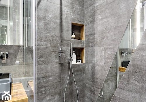 z ukosa - Bez okna z marmurową podłogą z punktowym oświetleniem łazienka, styl minimalistyczny - zdjęcie od Fabryka Nastroju Izabela Szewc