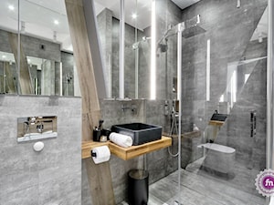 z ukosa - Średnia bez okna z lustrem z punktowym oświetleniem łazienka, styl minimalistyczny - zdjęcie od Fabryka Nastroju Izabela Szewc