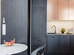 2 pokoje z czarną kuchnią - Kuchnia, styl minimalistyczny - zdjęcie od Fabryka Nastroju Izabela Szewc