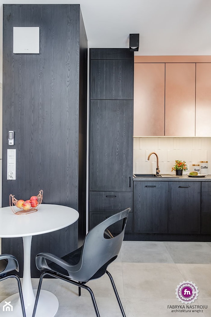 2 pokoje z czarną kuchnią - Kuchnia, styl minimalistyczny - zdjęcie od Fabryka Nastroju Izabela Szewc - Homebook