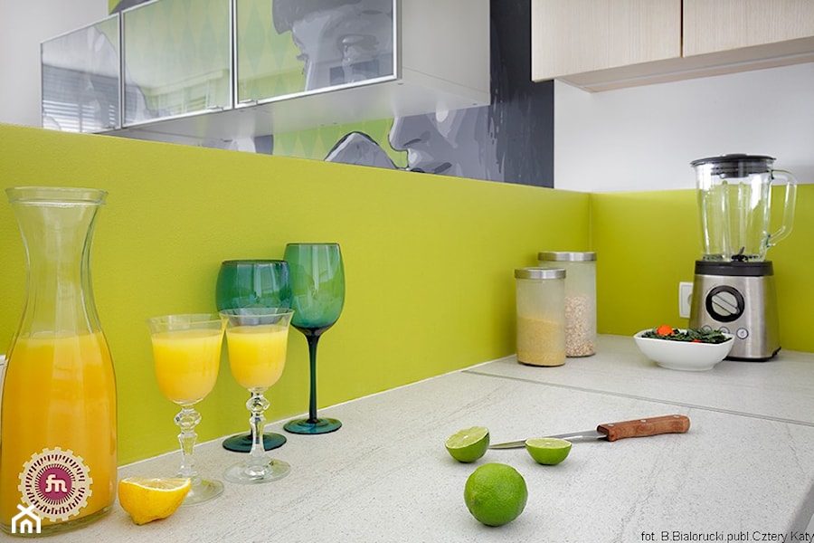 Ożywcza limonka - Mała otwarta biała żółta z lodówką wolnostojącą kuchnia jednorzędowa, styl nowoczesny - zdjęcie od Fabryka Nastroju Izabela Szewc