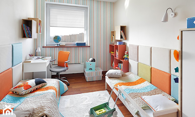 beżowy dywan, pokój dla dwójki dzieci, kolorowe kwadraty na ścianie, biała lampa ścienna