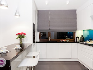 Średnia otwarta biała niebieska kuchnia w kształcie litery u z oknem, styl nowoczesny - zdjęcie od Fabryka Nastroju Izabela Szewc