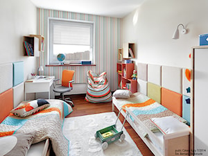 Metamorfoza pokoju Jasia i Antka - Średni biały pomarańczowy zielony z łóżkiem pokój dziecka dla dziecka dla chłopca dla rodzeństwa, styl nowoczesny - zdjęcie od Fabryka Nastroju Izabela Szewc