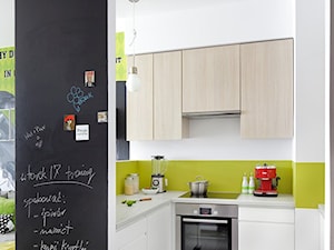 Mała otwarta z zabudowaną lodówką kuchnia w kształcie litery u, styl skandynawski - zdjęcie od Fabryka Nastroju Izabela Szewc