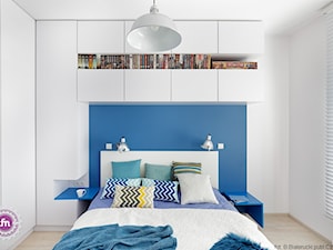 Ożywcza limonka - Średnia biała niebieska sypialnia, styl minimalistyczny - zdjęcie od Fabryka Nastroju Izabela Szewc