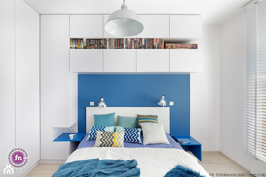 Ożywcza limonka - Średnia biała niebieska sypialnia, styl minimalistyczny - zdjęcie od Fabryka Nastroju Izabela Szewc